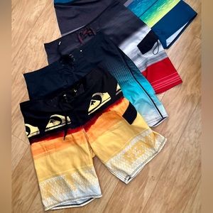 4 PAIR OF QUICKSILVER BOARD SHORTS.